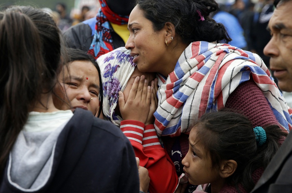 Family members of earthquake victims mourned the devastation Sunday morning. (PHOTO; Narendra Shrestha:EPA)