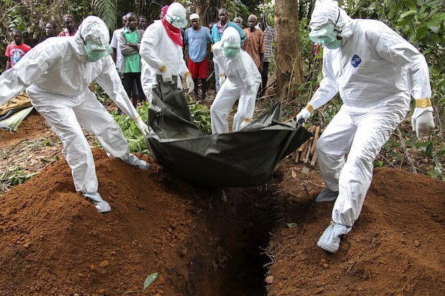 Liberian nurses bury the body of an Ebola victim. (Photo: EPA)