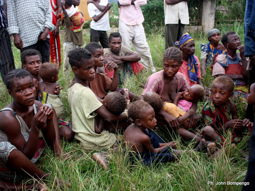 Une famille de pygmées dans un centre des déplacés de Dongo(RDC) à Betou(RCA) le 18/11/2009. Ph. Don John Bompengo