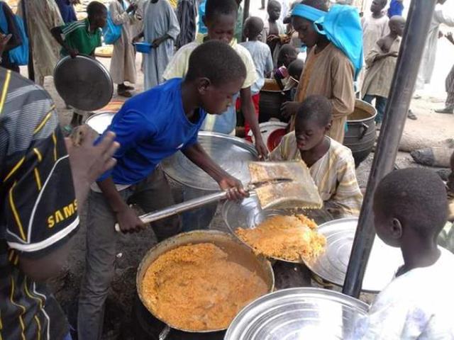 Food distribution in an IDP camp in North-East Nigeria