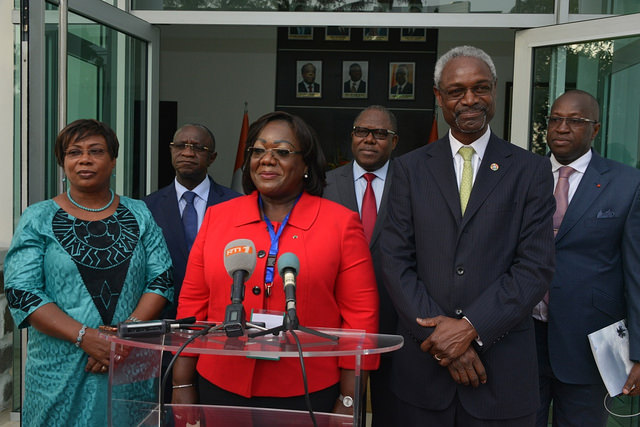 Anne Désirée Ouloto entouré par Ibrahim Thiaw, Directeur Exécutif adjoint d’ONU Environnement (D) et Mme Aida Keita M'bo, Ministre de l'Environnement, de l'Assanissement et du Développement Durable de Mali et Présidente sortante de la COP (PHOTO: ClimateReporters/atayibabs)