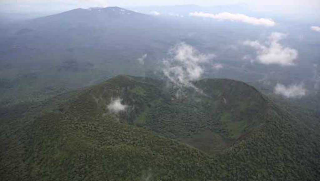 Parc Virunga, Nord Kivu, RD Congo: Vue du cratère en forme de cœur d'un volcan inactif, avec le volcan Nyamulagira visible en arrière-plan. (Photo: RFI)