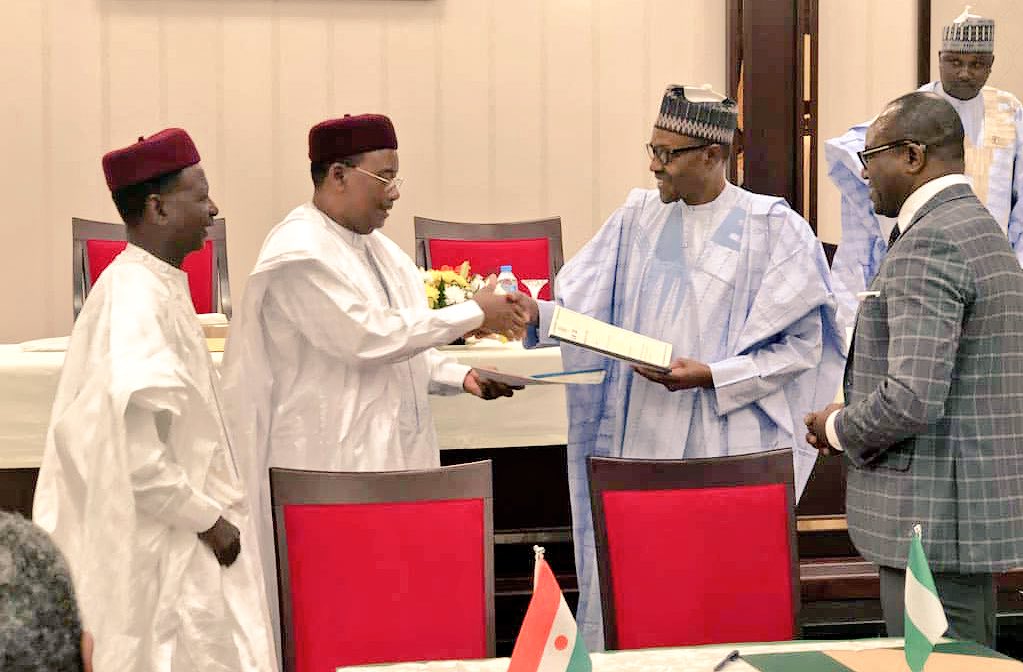 Niger's President Muhamadou Issoufou adn Nigeria's President Muhammadu Buhari after the signing ceremony