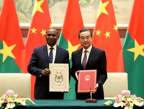 Wang Yi et Alpha Barry l'officiel burkinabé qui a rétabli les relations avec la Chine