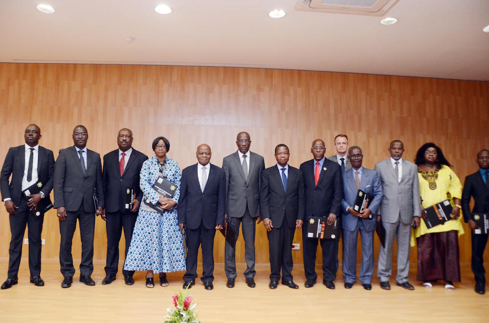 Le ministre de l'environnement, professeur Séka Séka Joseph (au centre) entouré de quelques participants à la cérémonie de restitution de la participation de la côte d'Ivoire à la cop 24 à l'auditorium de la primature (Abidjan-plateau)