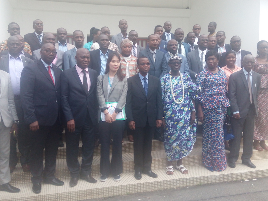 Le Ministre de l’Environnement Professeur Seka Seka Joseph (centre ) en compagnie de la représentante de ONU Environnement, du DG de l’environnement et des participants à l’atelier