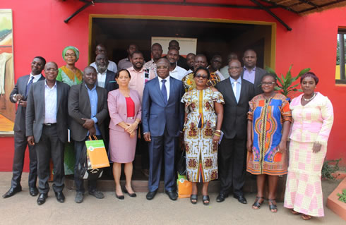 Le Directeur général de l'ANADER, Dr Sidiki CISSE (au centre) entouré de membres de sa direction et des journalistes au siège de l'agence