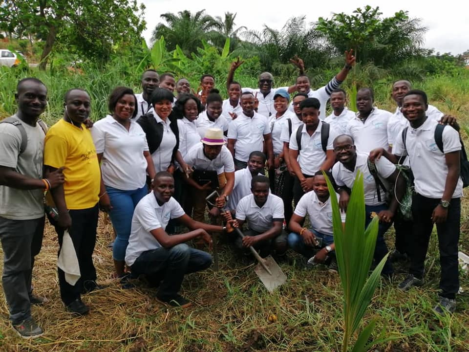 Journalists planting coconuts1