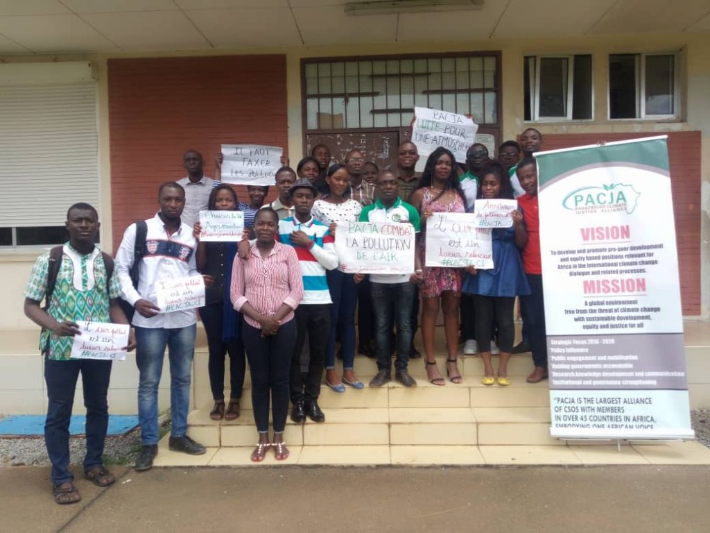 : les responsables de PACJA entourés d'étudiants sensibilisés sur la pollution atmosphérique et le dérèglement climatique