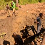 Des mineurs pieds nus, torse nus, à la recherche de l’or  dans le sous-comté d’Odupi, en Ouganda